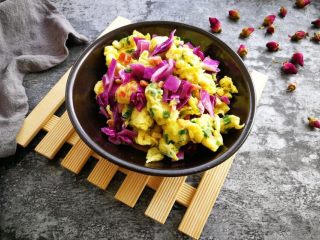 #懒人料理#紫甘蓝鸡蛋花,是不是很简单，很适合懒人，我就是这么一位懒人厨艺小白！不到5分钟，一盘漂亮的鸡蛋花，就出现在你面前！