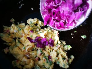 #懒人料理#紫甘蓝鸡蛋花,6，在步骤5的基础上，迅速翻炒不到50秒，赶紧关火，余温炒熟鸡蛋，放上紫甘蓝丁。