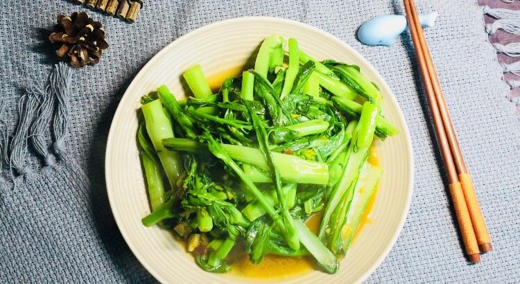 绿色美食蒜蓉菜苔,出锅后，趁热吃更好！炒青菜一定要掌握好火候！