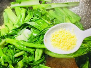 绿色美食蒜蓉菜苔,加入鸡精提鲜！