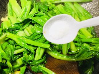 绿色美食蒜蓉菜苔,炒到菜苔变软后，加入食用盐调味！