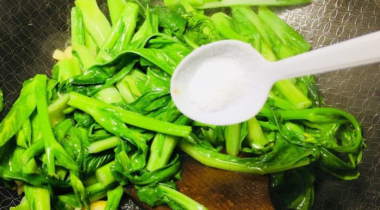 绿色美食蒜蓉菜苔,炒到菜苔变软后，加入食用盐调味！