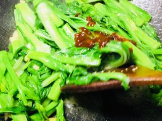 绿色美食蒜蓉菜苔,翻炒均匀！一定要用大火，快速的翻炒出味道！