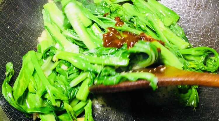 绿色美食蒜蓉菜苔,翻炒均匀！一定要用大火，快速的翻炒出味道！