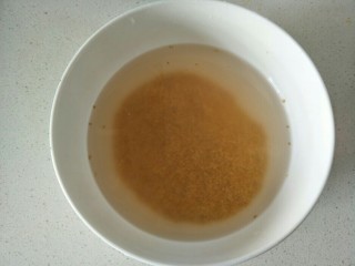 小米南瓜粥,小米用水洗净。