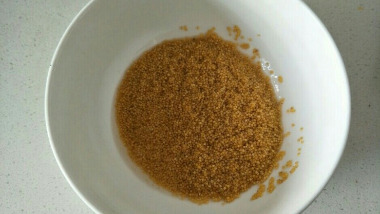 小米南瓜粥,洗净的小米备用。