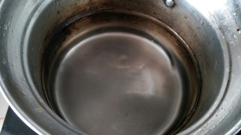 小米南瓜粥,锅中加适量的水，加热。