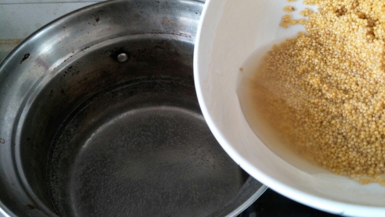 小米南瓜粥,水烧开后放入小米。