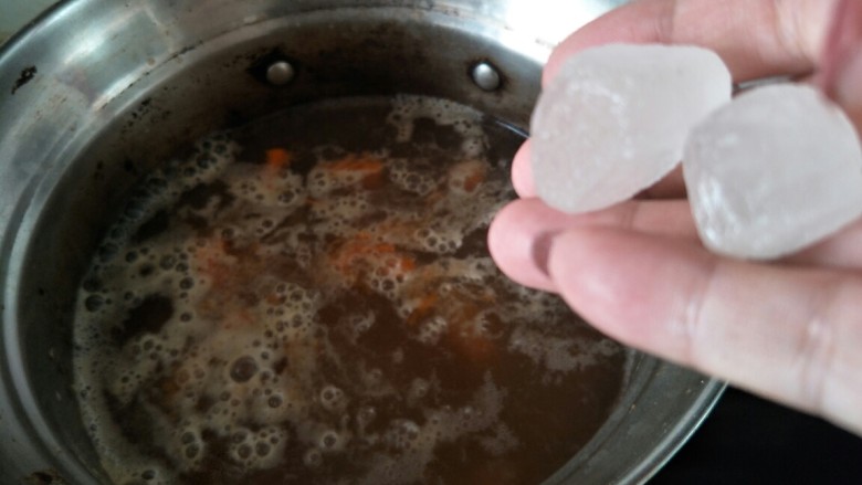 小米南瓜粥,然后放入两块冰糖。