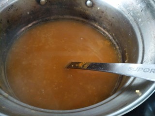 小米南瓜粥,大火炖煮二十分钟。
