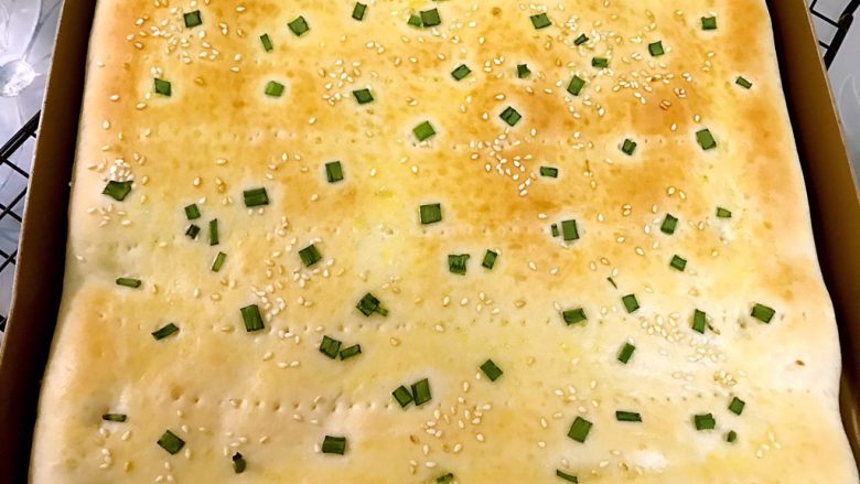 最爱的汤种法香葱肉松面包卷,烤好后放在烤架上稍微晾凉