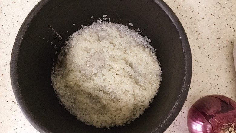 南瓜腊肠焖饭,大米洗净放锅中备用