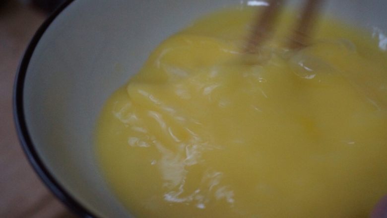 蒸鸡蛋的技术含量,倒入温开水，水和蛋液的比例1：2，继续打蛋液。有点气泡不要紧，尽量打到均匀。