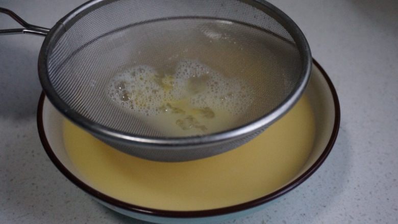 蒸鸡蛋的技术含量,另外备一支盘子，打好的蛋液过一下豆浆筛