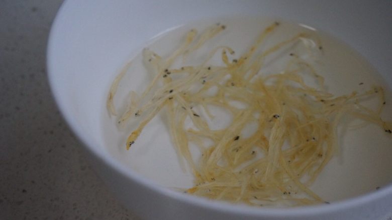 蒸鸡蛋的技术含量,银鱼干需要用温水泡软。