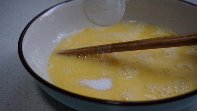 蒸鸡蛋的技术含量,第一次打散蛋液后，加入适量盐，我家小调羹我放1/3勺。