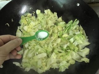 #懒人料理#虾皮炒椰菜,2分钟后开盖，加入盐