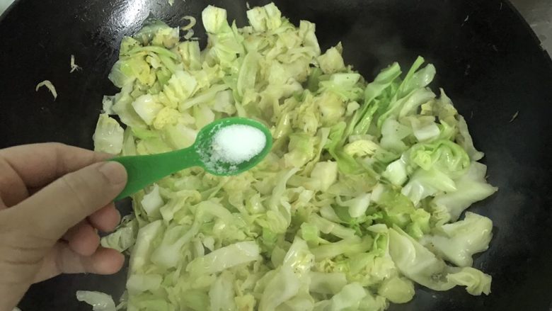 #懒人料理#虾皮炒椰菜,2分钟后开盖，加入盐