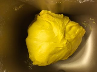南瓜造型馒头,揉成光滑的面团，盖上保鲜膜发酵至两倍大