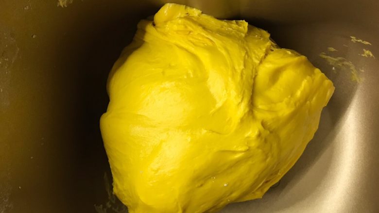 南瓜造型馒头,揉成光滑的面团，盖上保鲜膜发酵至两倍大