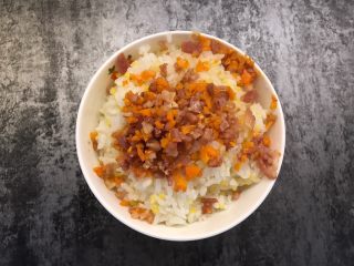 奶酪饭团,将胡萝卜和培根加入米饭中