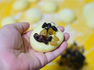 杏仁蜜豆小餐包,稍微将面团按扁，把蜜豆放中间
