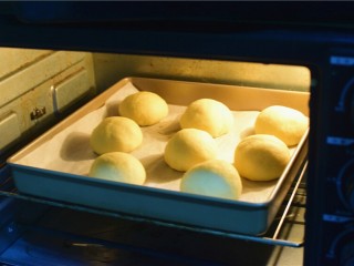 杏仁蜜豆小餐包,放入烤箱，进行二次发酵30分钟