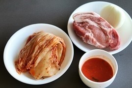 韩式泡菜卷猪肉,准备好泡菜叶，梅花肉，调料酱