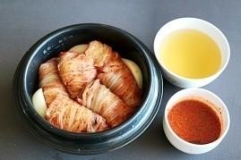 韩式泡菜卷猪肉,再把调料酱老汤倒进砂锅里(排骨汤，鸡汤都可以)，没有老汤也可以不放，如果泡菜好吃的话，泡菜汤就足够了。