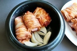 韩式泡菜卷猪肉,卷好的肉和洋葱放砂锅里