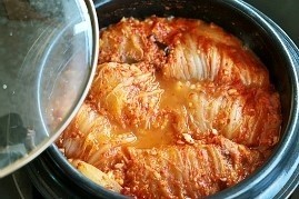 韩式泡菜卷猪肉,大约炖40分钟左右就好了。时间要根据肉的切厚度汤的多少自己调节一下。