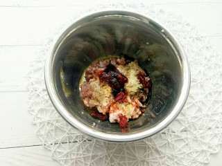 蒸饺,面团醒发的空当时间，就可以拌肉馅了，所有的调料放入盆中。