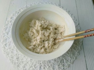 蒸饺,准备好的面粉一定要用滚开水慢慢搅拌均匀，记住要用筷子哟!