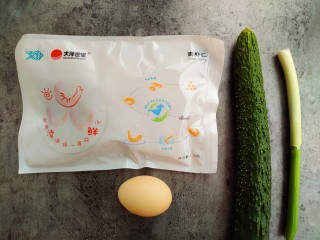 黄瓜炒虾仁,首先准备好食材:鸡蛋一个、黄瓜一根、葱草根、青虾仁一袋