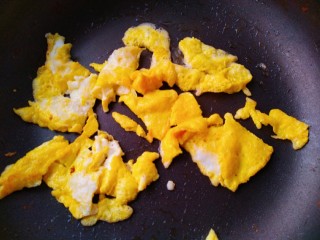 黄瓜炒虾仁,黄瓜打散，锅里入油把鸡蛋煎好盛出备用