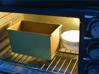 玉米吐司,放入烤箱，二次发酵45分钟左右，烤箱放碗热水