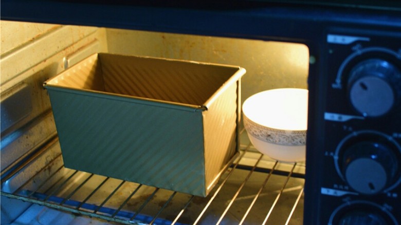 玉米吐司,放入烤箱，二次发酵45分钟左右，烤箱放碗热水