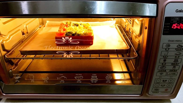 懒人料理➕鸡蛋杂蔬吐司,烤箱预热后，180度中层烤18～20分钟（根据自家烤箱温度调节）