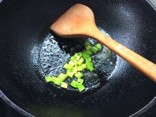 番茄疙瘩汤,锅中放油热后放入葱花