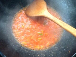 番茄疙瘩汤,放入西红柿炒出红汁，放少许生抽