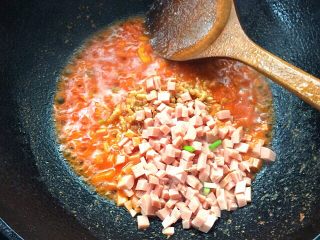 番茄疙瘩汤,倒入火腿肠虾米加少许盐