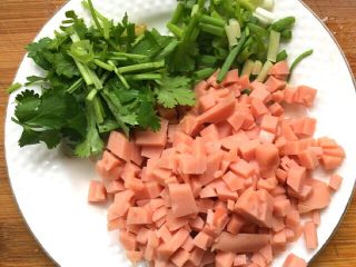 番茄疙瘩汤,火腿肠，香菜小葱切碎