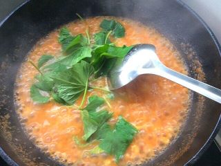 番茄疙瘩汤,下入自己种的红薯叶子