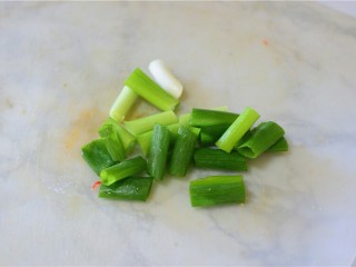 干煸孜然花椰菜,葱切段