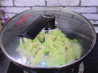 干煸孜然花椰菜,加1勺水，焖两分钟