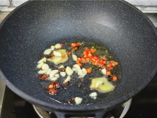 干煸孜然花椰菜,锅中温油，花椒八角爆香，再加入辣椒，姜片，蒜片炒香