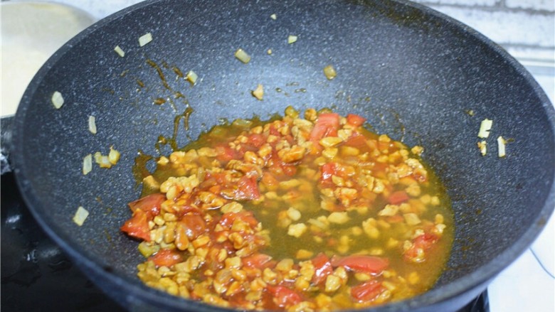 番茄肉末意面,加适量水，盖好焖五分钟