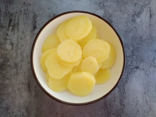 椰蓉土豆球,蒸熟盛出放入碗里