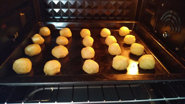 椰蓉土豆球,放入烤箱180°上下烤18分钟