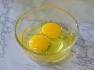 西红柿炒鸡蛋,鸡蛋打入碗内